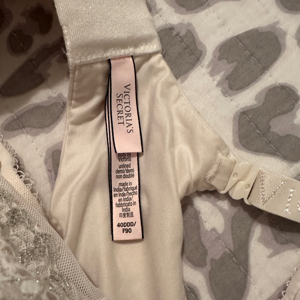 Victoria Secret 40DDD - Picture 2 of 3